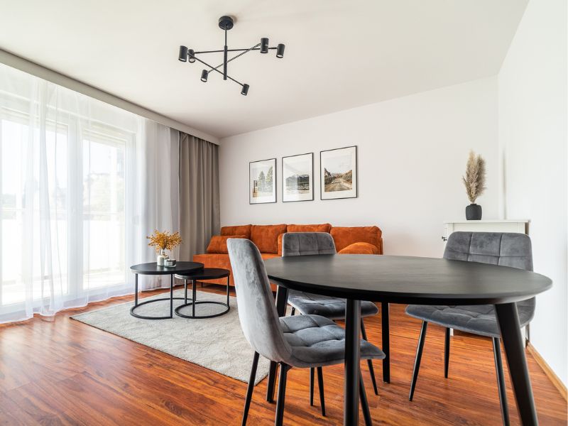 Wie bereitet man das Interieur einer Wohnung auf ein Fotoshooting vor?